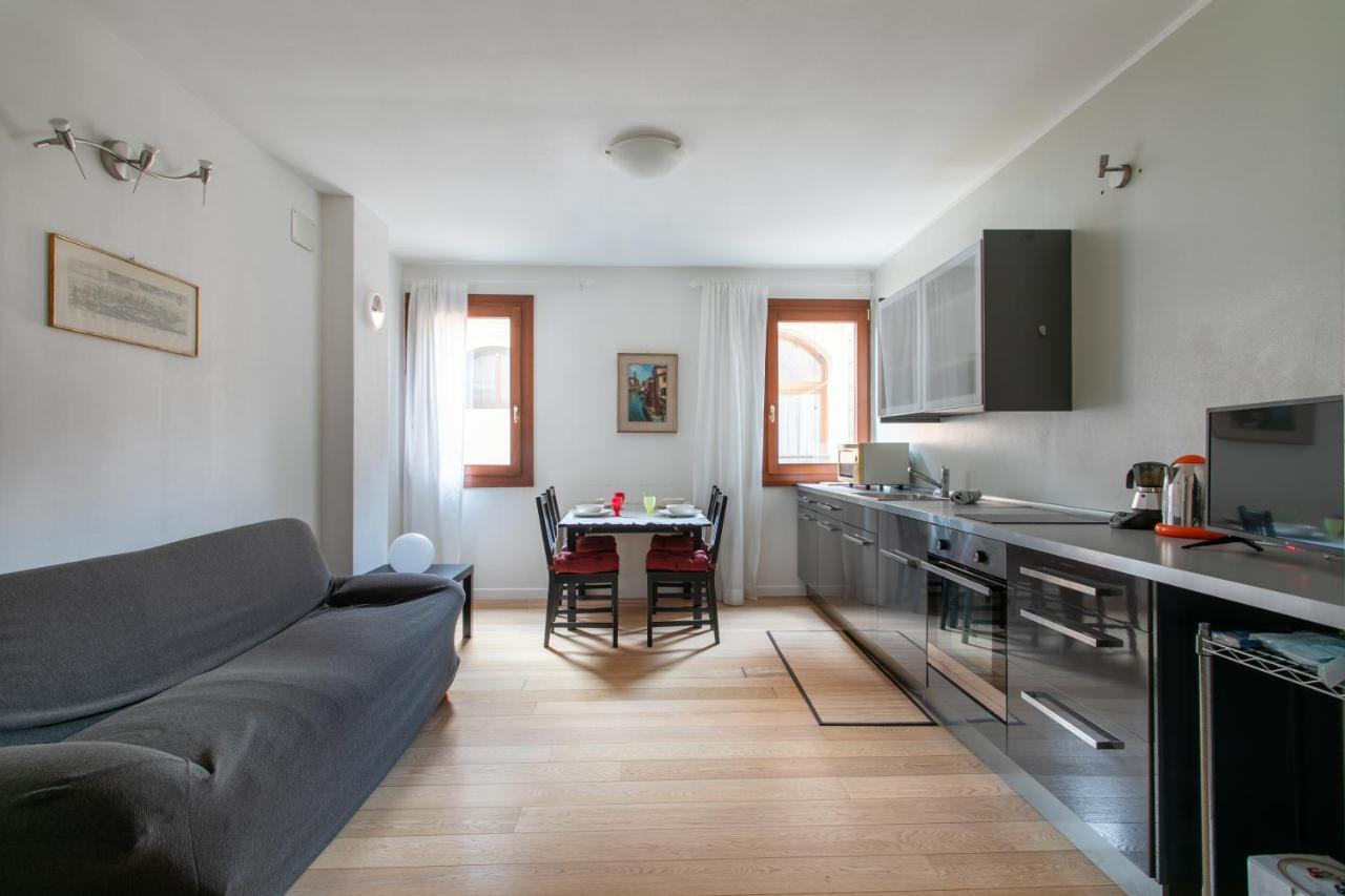 Venice Lance With Lift, 2 Minutes Walk From The Train Station Exterior photo